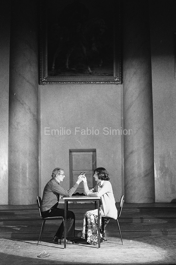Concerto Zaj: 6 minuti per 2 interpreti e 3 posizioni con contatto corporale. "Rumore di fondo". aula Magna dell'Univesita di Pavia, 1978