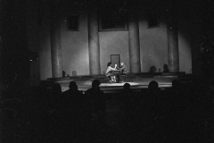 Concerto Zaj: 6 minuti per 2 interpreti e 3 posizioni con contatto corporale. "Rumore di fondo". aula Magna dell'Univesita di Pavia, 1978