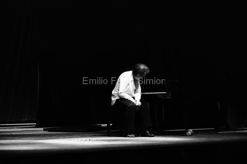 Giuseppe Chiari. Gesti sul Piano. "L'orecchio nell'occhio", Teatro di Porta Romana. Milano 1981