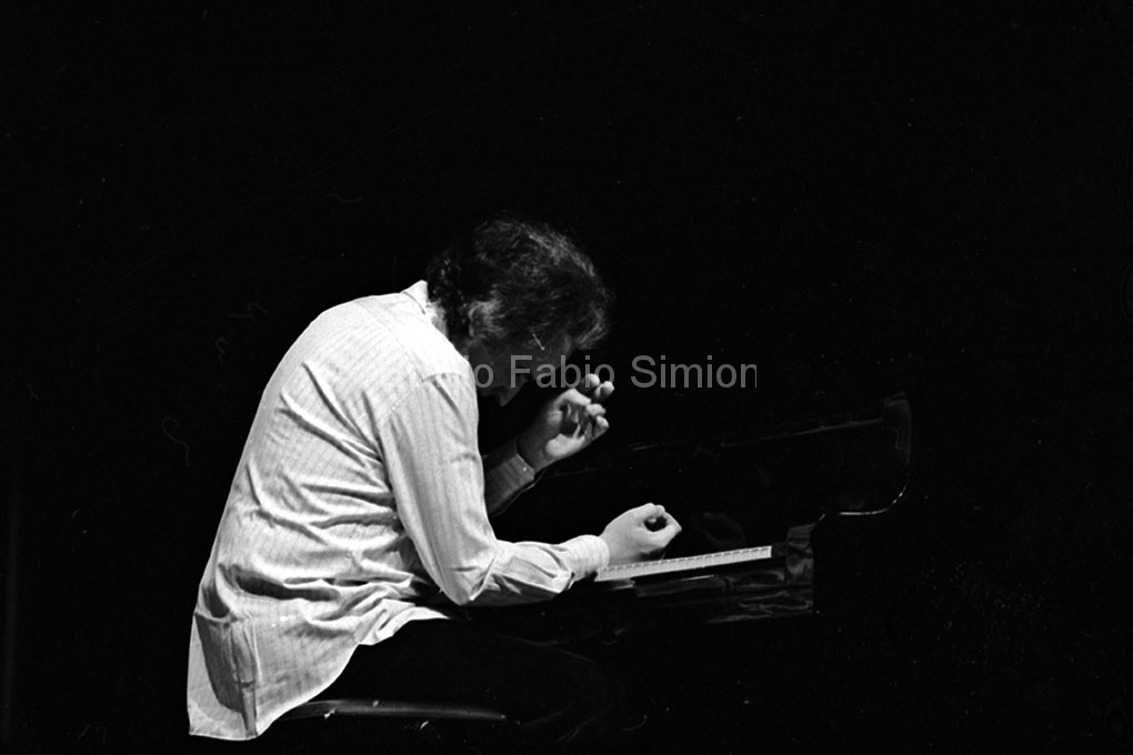 Giuseppe Chiari. Gesti sul Piano. "L'orecchio nell'occhio", Teatro di Porta Romana. Milano 1981