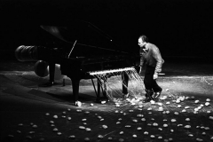 Walter Marchetti. J'aimerai Jouer Avec Un Piano Qui Aurait Un Grosse Queue.  L'orecchio nell'occhio. Teatro di Porta Romana. Milano, 1981