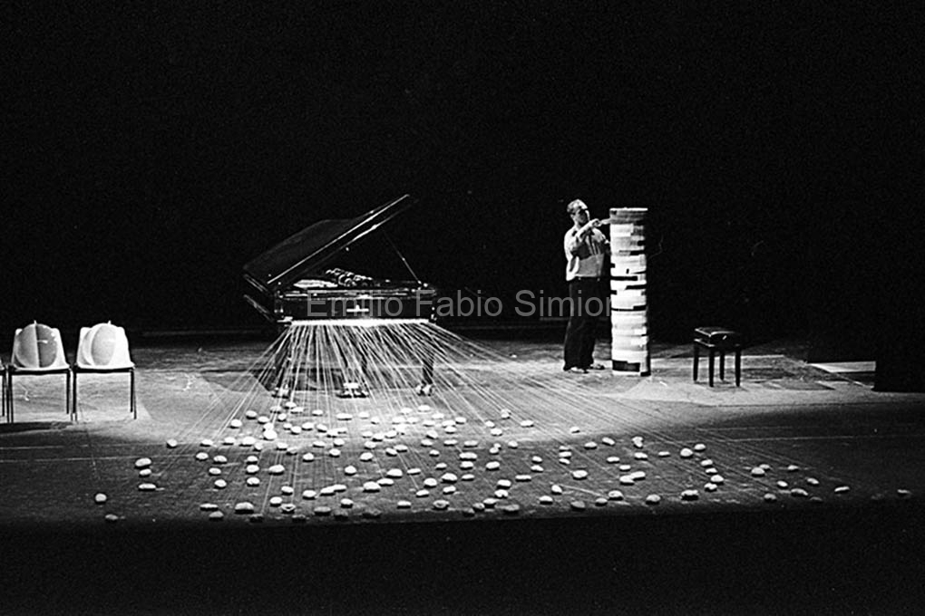 Walter Marchetti. Trasformazione fallica di un piano. L'orecchio nell'occhio. Teatro di Porta Romana. milano, 1981